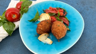Arancini mit Tomatensalat