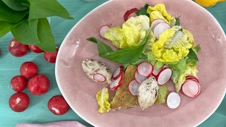 Bärlauch-Pfannkuchen mit Honig-Zwiebeln und Ziegenfrischkäse