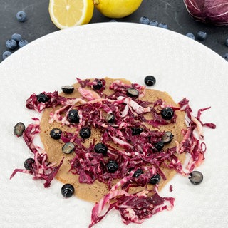 Buchweizenpfannkuchen mit Blaubeeren und Radicchio 