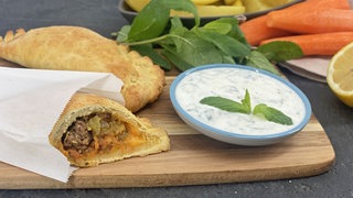 Cornish Pasty mit Joghurt-Minz-Dip