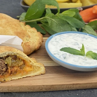 Cornish Pasty mit Joghurt-Minz-Dip