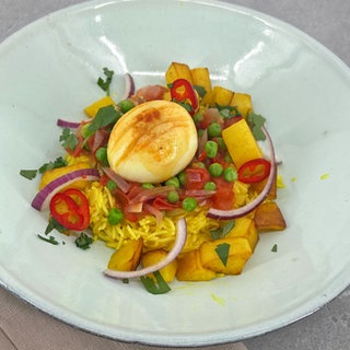 Kartoffel-Erbsen-Eier-Curry mit Gewürzreis  