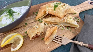 Flammkuchentaschen mit Lauchzwiebeln und Gouda