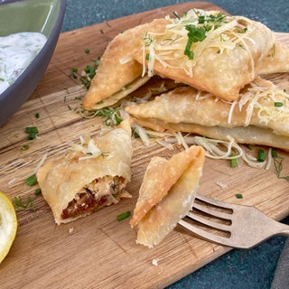 Flammkuchentaschen mit Lauchzwiebeln und Gouda