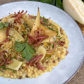 Fregola Sarda mit Speck, Petersilienwurzel und Zwiebel-Birnen-Kompott