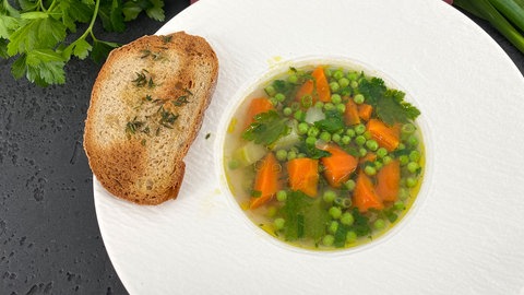 Frühlingseintopf mit Brotchips