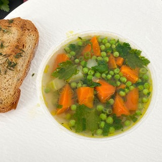 Frühlingseintopf mit Brotchips