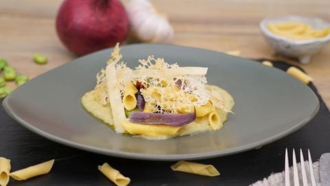 Garganelli mit Saubohnen, Schmorzwiebeln und Pecorino