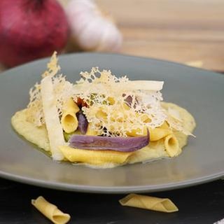Garganelli mit Saubohnen, Schmorzwiebeln und Pecorino