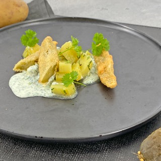 Gebackene Gewürzgurken und Kräuterkartoffeln