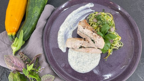 Gebratenes Hähnchenbrustfilet mit Zucchini-Spaghetti