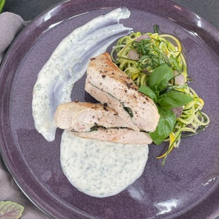 Gebratenes Hähnchenbrustfilet mit Zucchini-Spaghetti