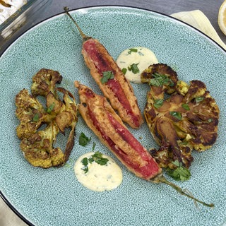 Gebratener Blumenkohl mit frittierten Chilis