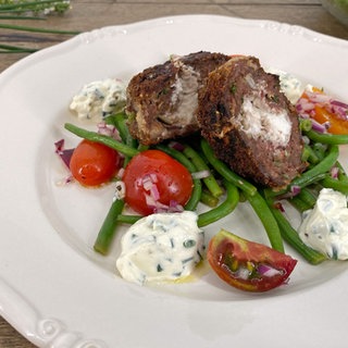 Gefüllte Frikadellen mit Bohnen-Tomaten-Salat