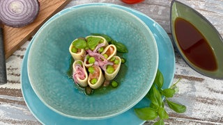 Gefüllte Paccheri mit gebeiztem Lachstatar und Tomaten-Zwiebelsud