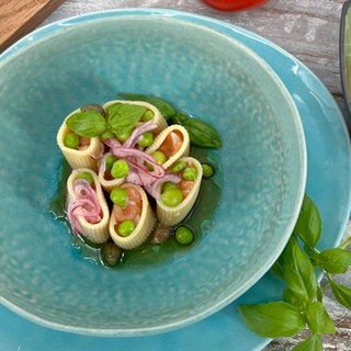 Gefüllte Paccheri mit gebeiztem Lachstatar und Tomaten-Zwiebelsud