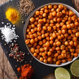 Geröstete Kichererbsen mit verschiedenen Gewürzen
