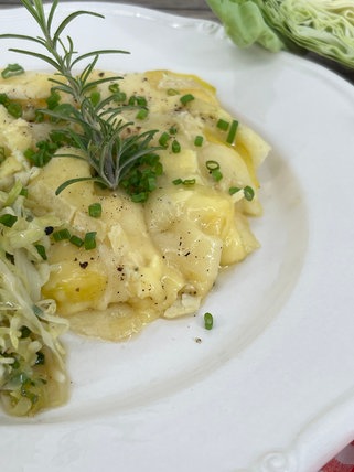 Gratinierte Käse-Kartoffeln mit Spitzkohlsalat