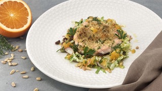 Gratinierte Lachsschnecken mit Zuckerhut-Salat 