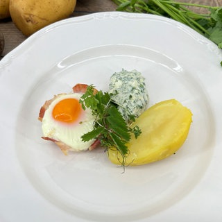 Grüne Sauce mit Pellkartoffeln und Ei im Speckmantel