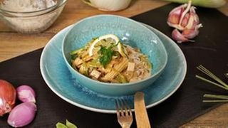 Grünes Thai-Curry mit Zuckerschoten und Staudensellerie
