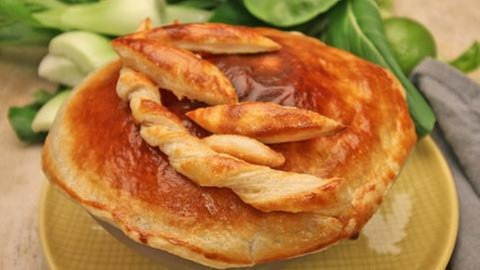 Hähnchenragout unter der Blätterteighaube