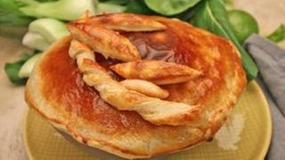 Hähnchenragout unter der Blätterteighaube