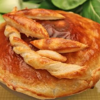 Hähnchenragout unter der Blätterteighaube