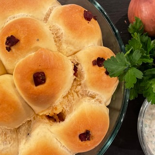 Herzhaft gefüllte Buchteln mit Kräutersauce