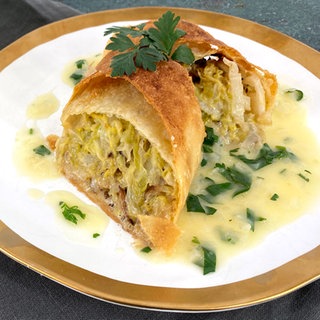 Krautstrudel mit Zwiebelsauce