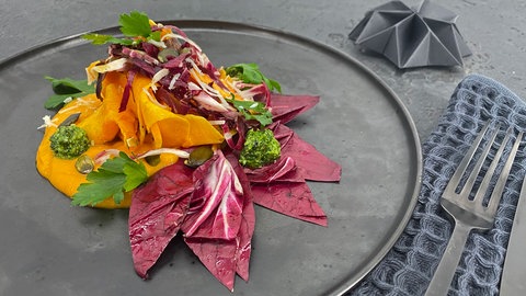 Lauwarmer Kürbis-Radicchio-Salat mit Kürbiskernpesto