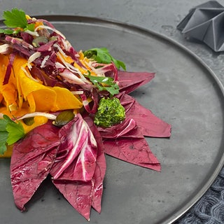 Lauwarmer Kürbis-Radicchio-Salat mit Kürbiskernpesto
