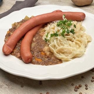 Linsen mit Spätzle und Würstchen