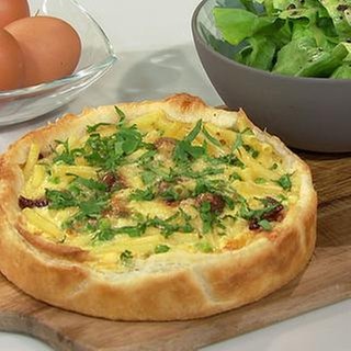 Makkaroni-Quiche mit Endiviensalat