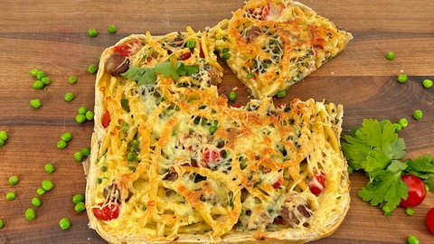 Makkaroni-Quiche mit Kopfsalat