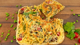 Makkaroni-Quiche mit Kopfsalat