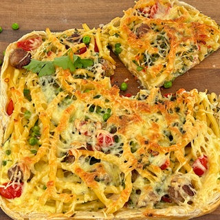 Makkaroni-Quiche mit Kopfsalat