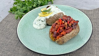 Ofenkartoffel mit Chili con Carne und Quarkcreme