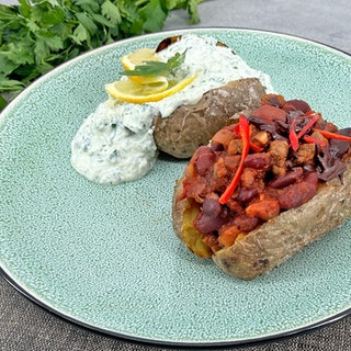 Ofenkartoffel mit Chili con Carne und Quarkcreme