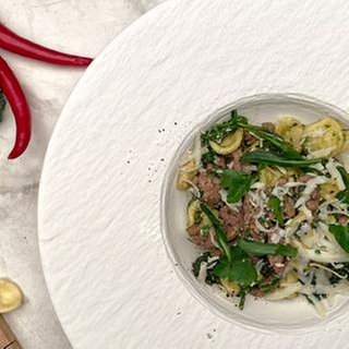 Orecchiette mit wildem Brokkoli, Salsiccia und Ricotta