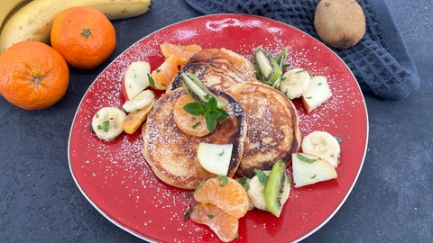 Quark-Pancakes mit buntem Obstsalat