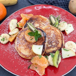 Quark-Pancakes mit buntem Obstsalat