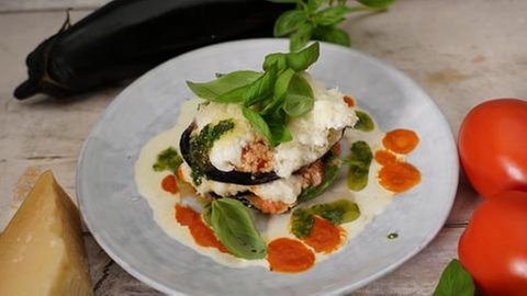 Parmigiana-Türmchen mit Parmesancreme