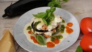 Parmigiana-Türmchen mit Parmesancreme