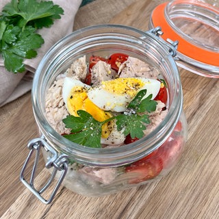 Reissalat im Glas mit Thunfisch, Tomaten und Ei