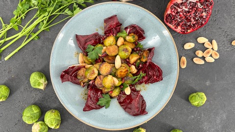 Rosenkohlsalat mit Granatapfel und Mandeln