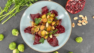 Rosenkohlsalat mit Granatapfel und Mandeln