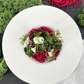 Rote Spaghetti mit Grünkohl und Ricotta 