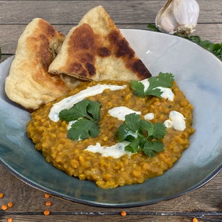 Rotes Linsen-Dal mit Naan-Brot