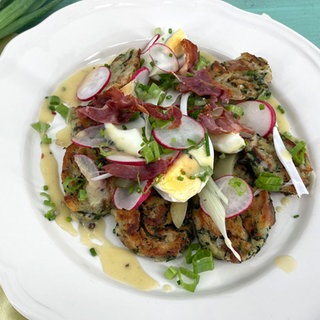 Salat von gebratenen Semmelknödeln mit Radieschen und Gurken